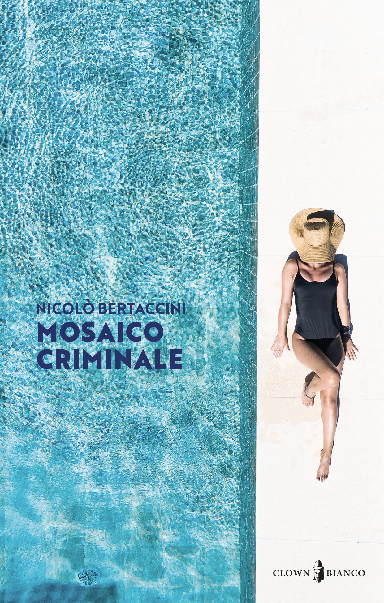 copertina di mosaico criminale in cui si vede una donna distesa al sole accanto a una piscina dall'acqua azzurra