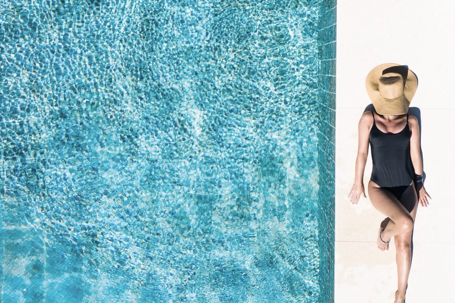 copertina di mosaico criminale in cui si vede una donna distesa al sole accanto a una piscina dall'acqua azzurra