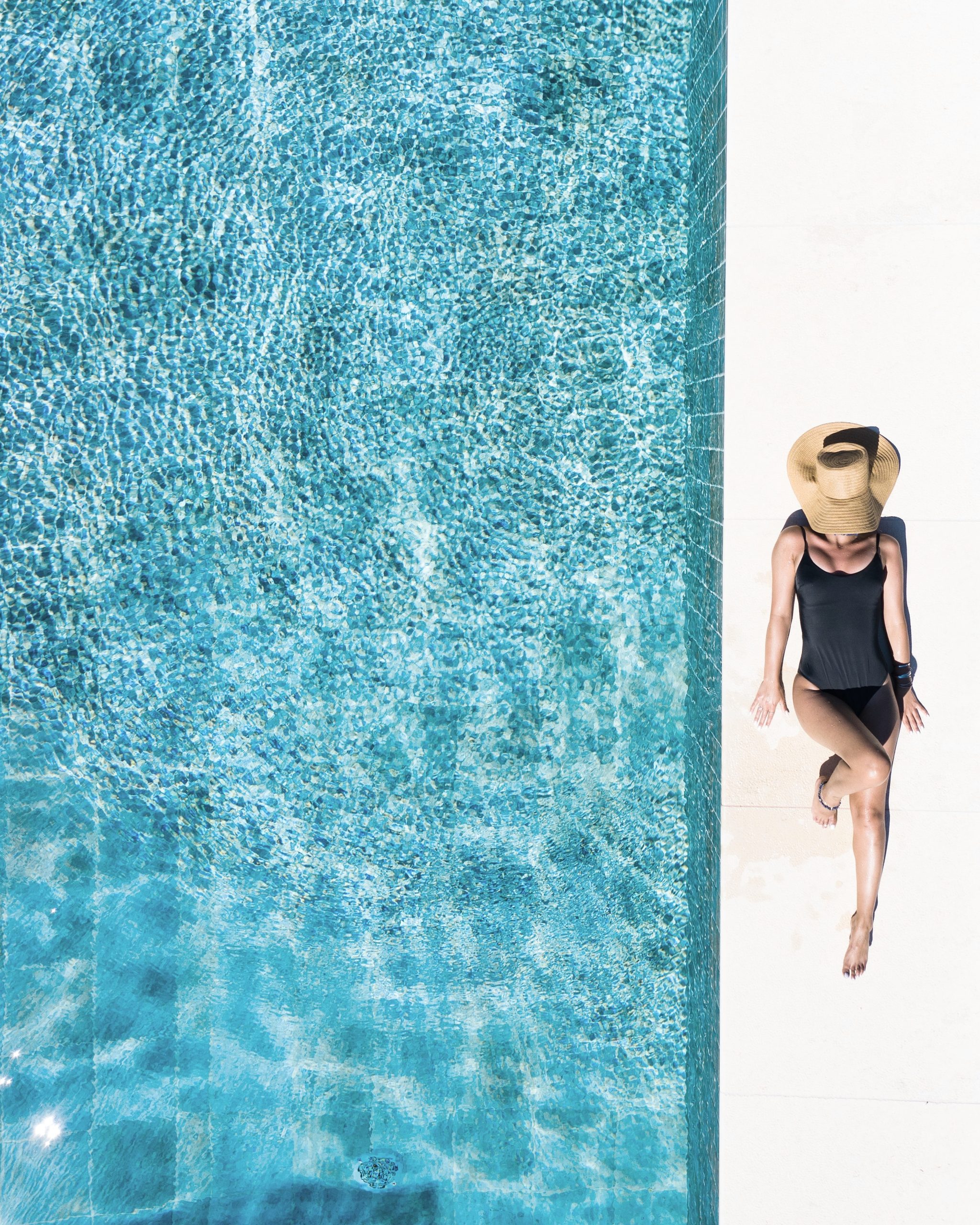 copertina di mosaico criminale in cui si vede una donna distesa al sole accanto a una piscina dall'acqua azzurra