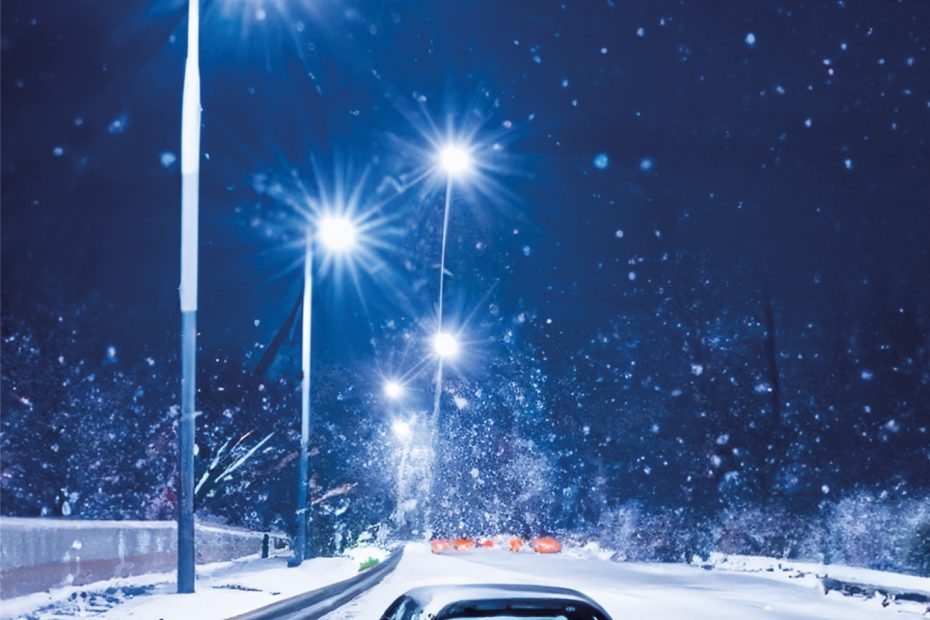 Copertina di Lamiere. Un'auto è ferma a lato di un'autostrada, di notte, durante una nevicata