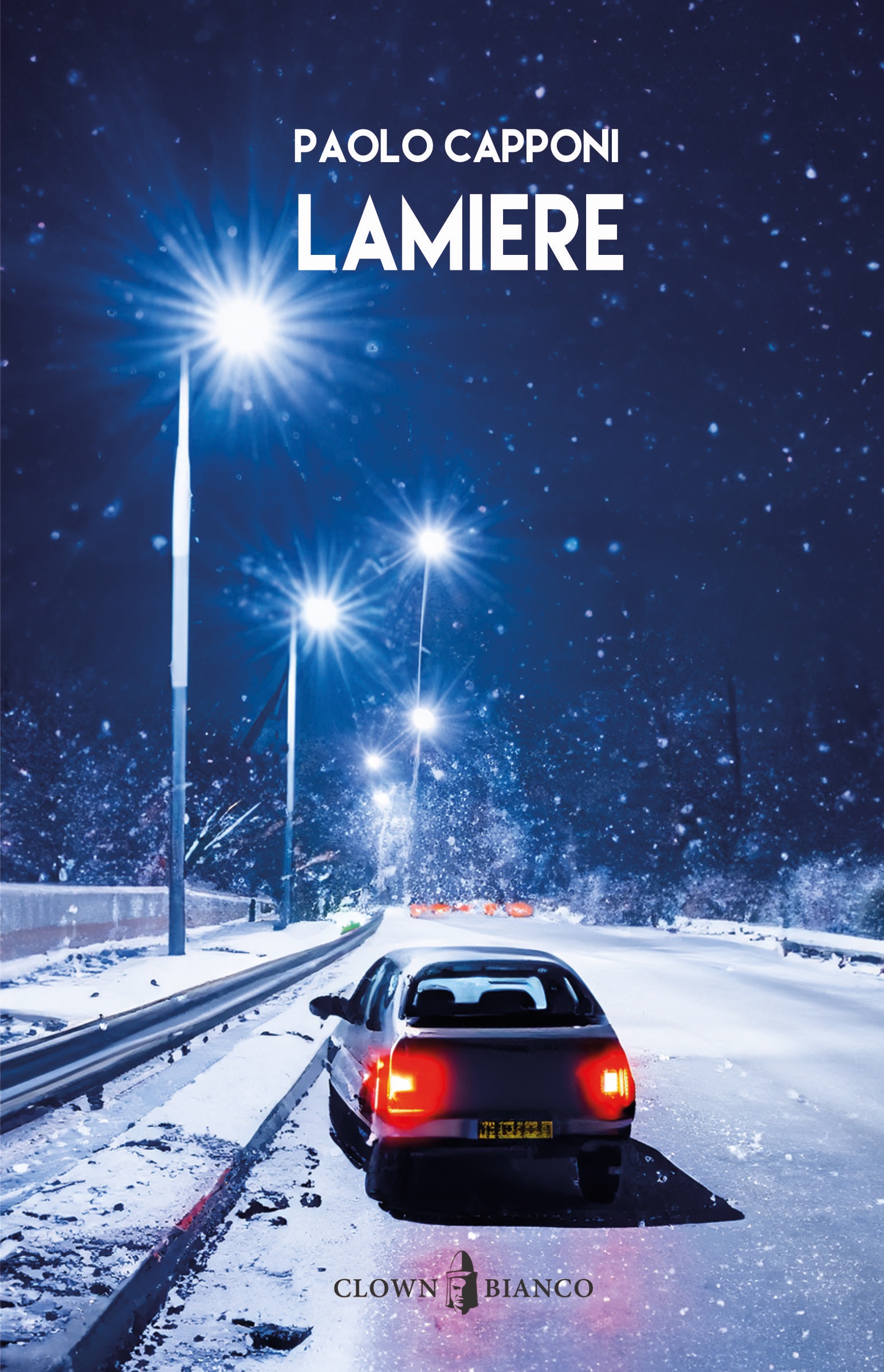 Copertina di Lamiere. Un'auto è ferma a lato di un'autostrada, di notte, durante una nevicata