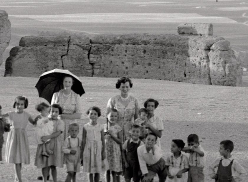 Nel 1943, all’inizio dell’estate, Andrea Dalvina Zanardelli lascia il paese sulla riva occidentale del Garda dov’è nata e cresciuta per raggiungere Marina di Ravenna, sulla costa adriatica. Lì, per tre mesi, dovrà occuparsi del sanatorio gestito dalle suore devote a Santa Dalmazia.