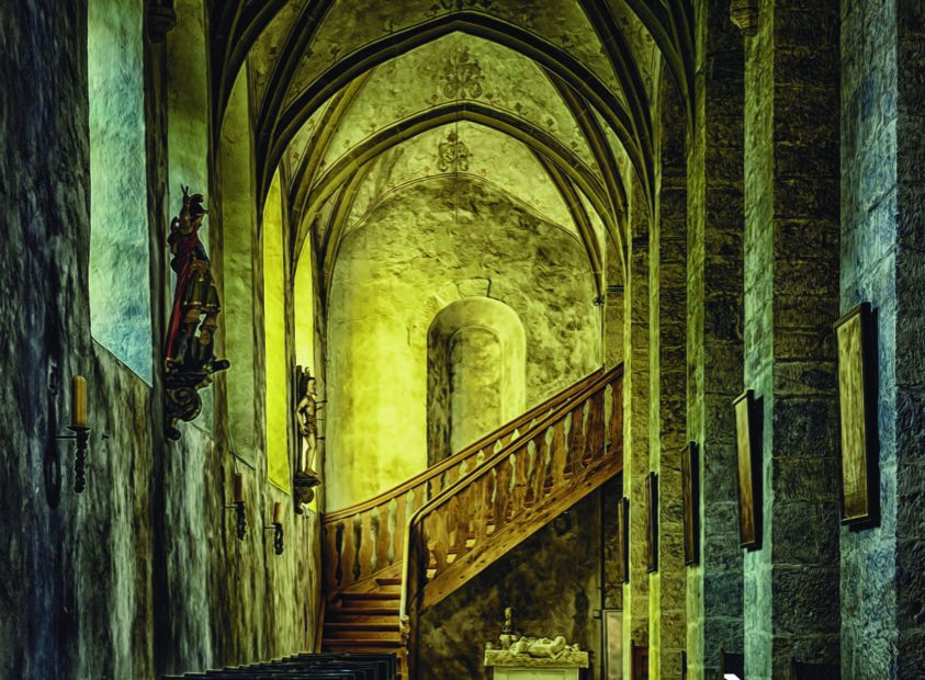 In una Roma cupa e sfumata, parzialmente reale e in gran parte reinventata, si intrecciano le vite di due uomini in fuga dal proprio passato. Nico Battaglia – ispettore di polizia in aspettativa retribuita e in regime di protezione dopo aver smantellato una potente cosca mafiosa – vive sotto la falsa identità di Innocenzo Guerra. Nico non accetta l’ozio forzato e inizia a indagare sulla sparizione e l'omicidio di alcune prostitute nigeriane. Affiancato dall'agente Martina Magnani e da Joseph, Nico scoperchia una rete di omertà e corruzione che coinvolge poliziotti come l’ispettore Fabrizi e magistrati compiacenti.